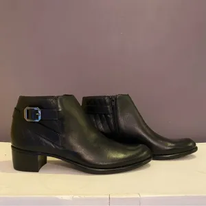 FS1993 EUC $245 Munro Jolyn Ankle Boots size 10 SS
