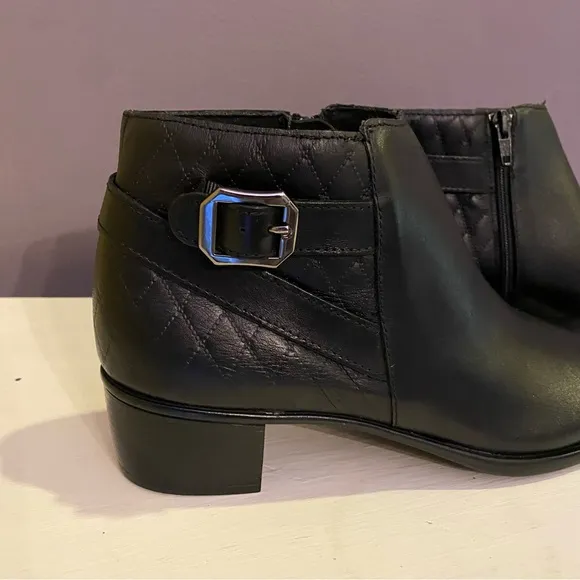FS1993 EUC $245 Munro Jolyn Ankle Boots size 10 SS