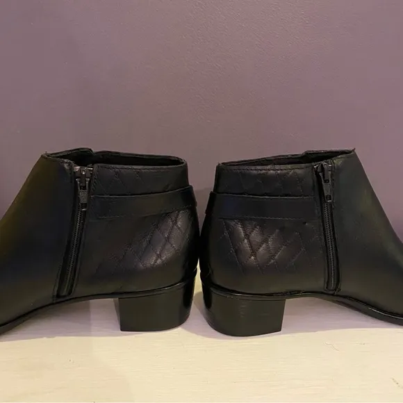 FS1993 EUC $245 Munro Jolyn Ankle Boots size 10 SS