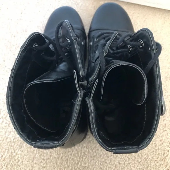 G By Guess Black Quilted Buckle Combat Boots Size 9M Lace Up Side Zip Goth Punk