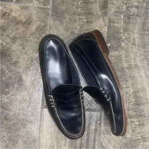 G.H. Bass Weejuns navy blue Slip-On Loafers with Leather Finish and Rounded Toe