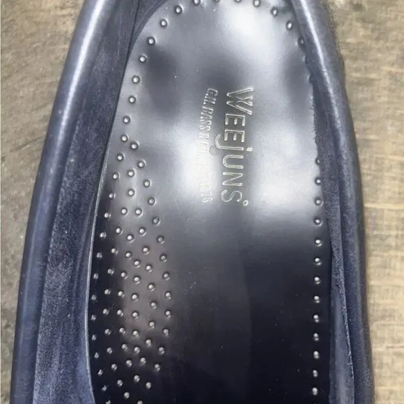 G.H. Bass Weejuns navy blue Slip-On Loafers with Leather Finish and Rounded Toe