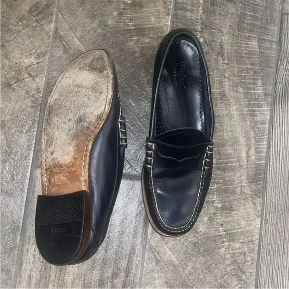 G.H. Bass Weejuns navy blue Slip-On Loafers with Leather Finish and Rounded Toe