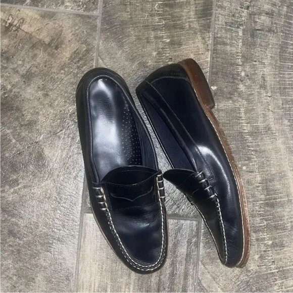 G.H. Bass Weejuns navy blue Slip-On Loafers with Leather Finish and Rounded Toe