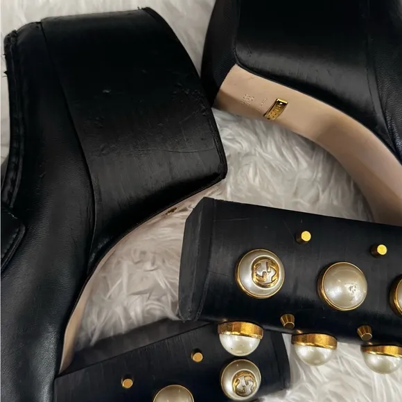 Gucci Black and Gold Leather Loafers with Horsebit Detail