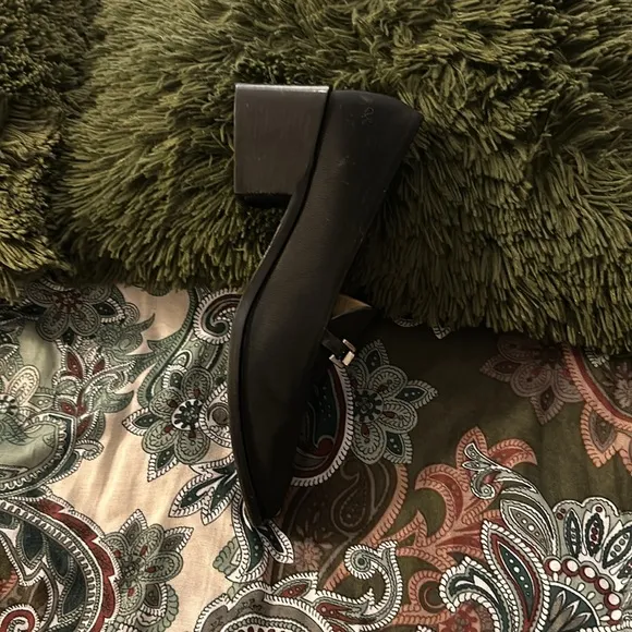 GUCCI loafers size 10B Black,  comfort to dress up or pair with jeans!