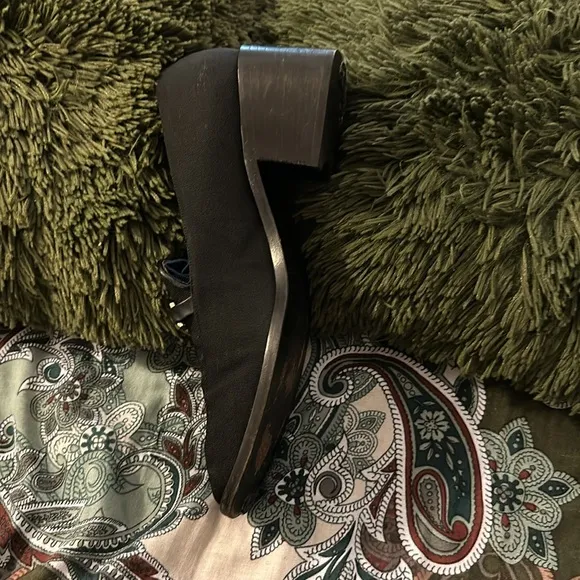 GUCCI loafers size 10B Black,  comfort to dress up or pair with jeans!