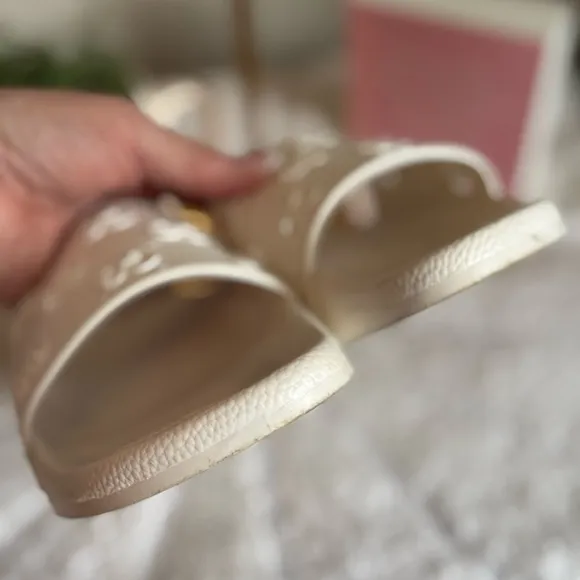 GUCCI White Rubber GG LogoPursuit Slides Sandal