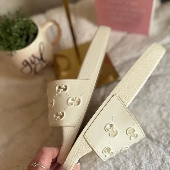 GUCCI White Rubber GG LogoPursuit Slides Sandal