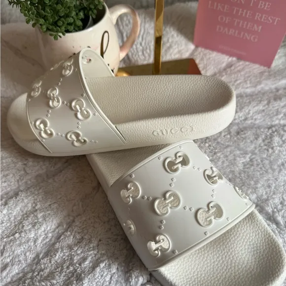 GUCCI White Rubber GG LogoPursuit Slides Sandal