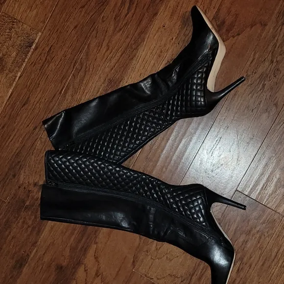 ❤️HP❤️BCBG Beasly Quilted Faux Leather Boots❤️