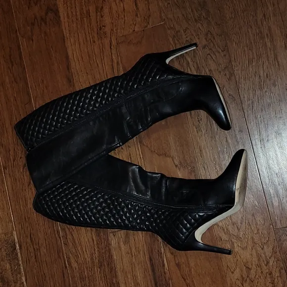 ❤️HP❤️BCBG Beasly Quilted Faux Leather Boots❤️