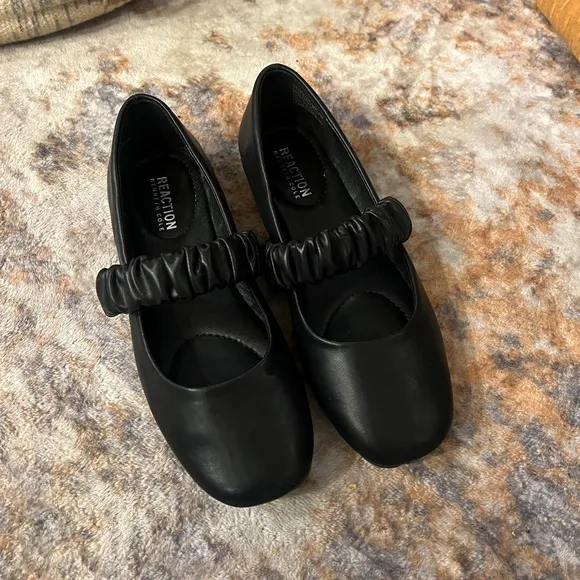 Kenneth Cole Elema Ruched Strap Ballet Flat Black Size 7