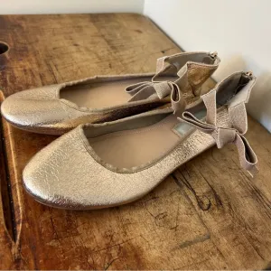 Kenneth Cole Rose Gold Metallic Ankle Strap Flats with Bow Detail girls sz 4.5