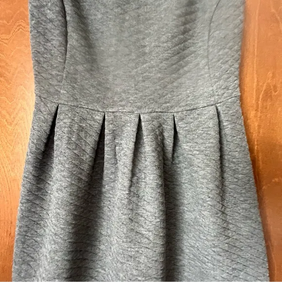 Loft Quilted Knit Princess Seam Sleeveless Back Zip Gray Dress NWT Sz 2 Petite