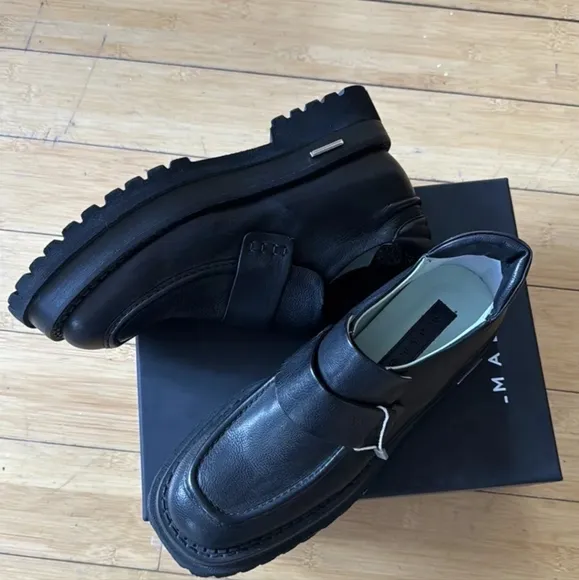 Malloni 39 8.5 black leather loafers Italy lug sole