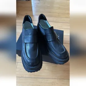 Malloni 39 8.5 black leather loafers Italy lug sole