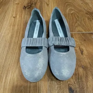 Matt Bernson Women Gray Sparkly Suede Ballet Flats Size 8.5 Ruched Elastic Strap