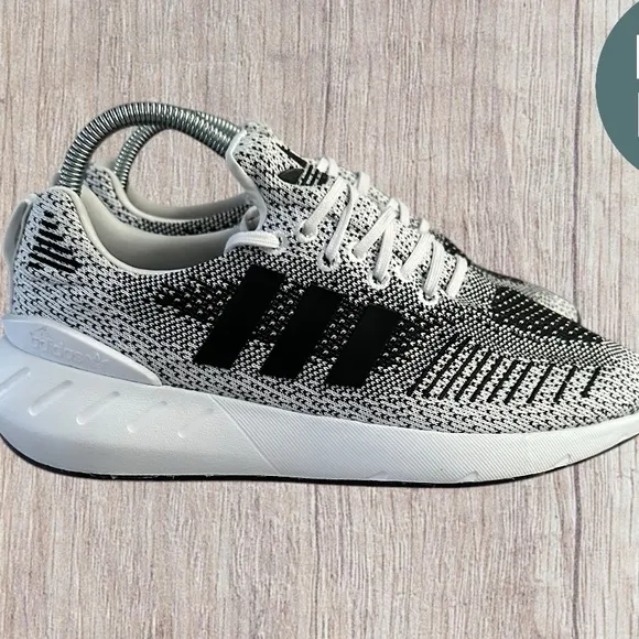 Men’s Adidas Swift Run 22 Gray Black Trainers Running Shoes, Size 8.