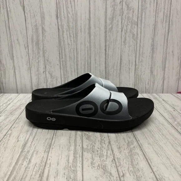 Mens Size 10 Womens Size 12 Oofos Slides White