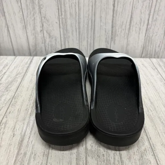 Mens Size 10 Womens Size 12 Oofos Slides White