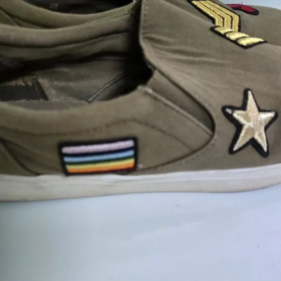 MIA Pepe Fashion Sneakers Slip On Embroidered Patches Olive Green Brown Size 8.5
