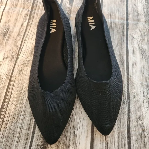 Mia‎ travel flats