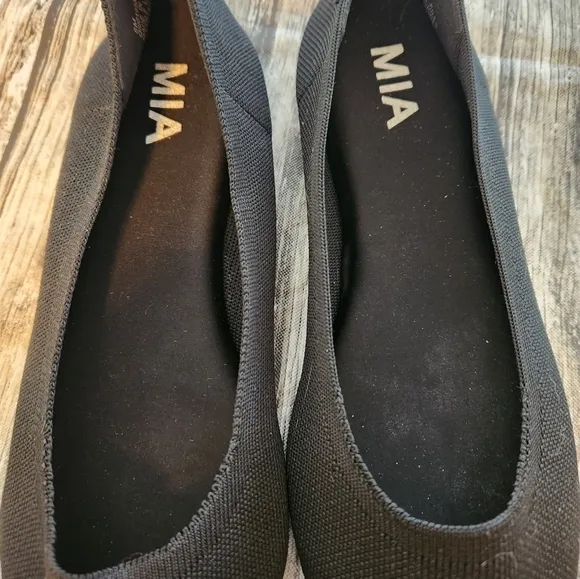 Mia‎ travel flats