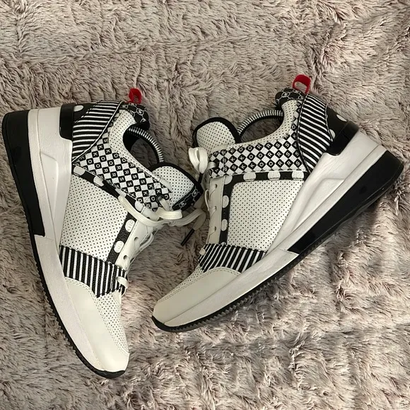 Michael Kors Womens Leather Sneakers Size 8M Black &amp; White Pattern With Red Acce
