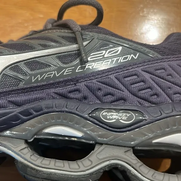 Mizuno wave 20 D Women’s 11.5 sneakers. MSRP 140 like new