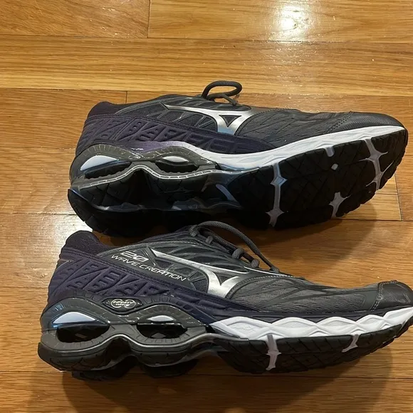 Mizuno wave 20 D Women’s 11.5 sneakers. MSRP 140 like new
