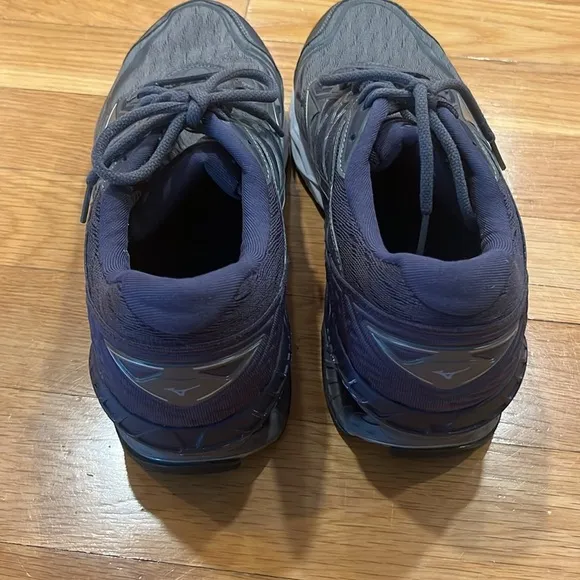 Mizuno wave 20 D Women’s 11.5 sneakers. MSRP 140 like new