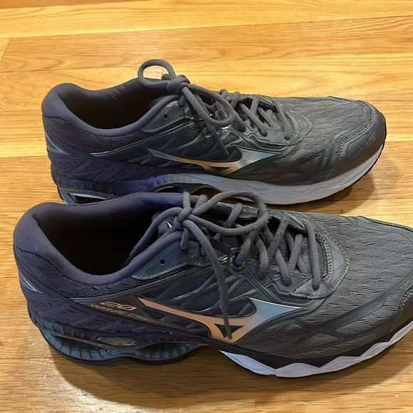 Mizuno wave 20 D Women’s 11.5 sneakers. MSRP 140 like new