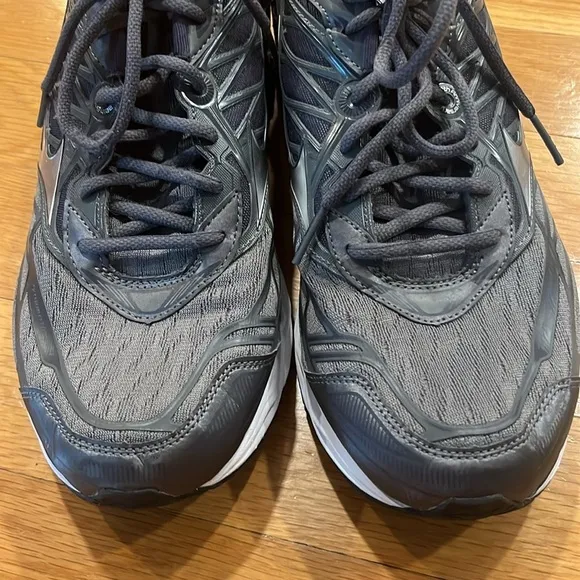 Mizuno wave 20 D Women’s 11.5 sneakers. MSRP 140 like new