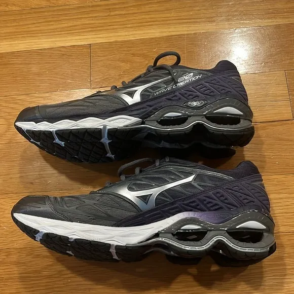 Mizuno wave 20 D Women’s 11.5 sneakers. MSRP 140 like new
