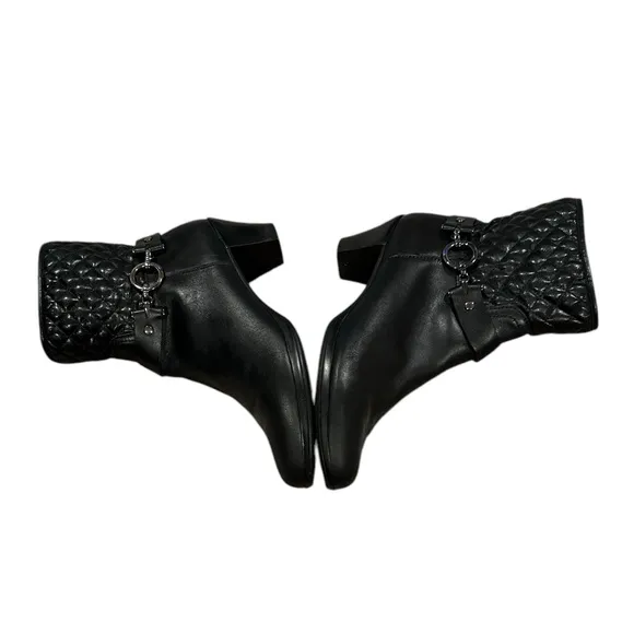 Munro black zip up leather quilted bootie 7N