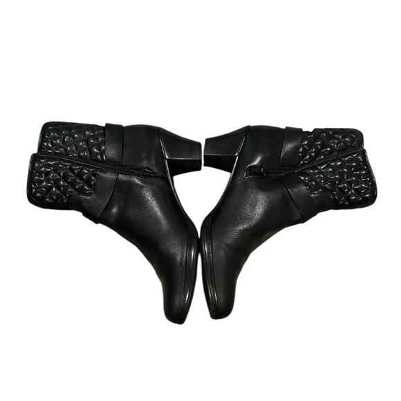 Munro black zip up leather quilted bootie 7N