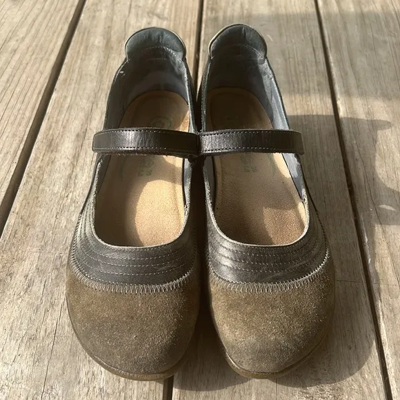 Naot Kirei Mary Jane Comfort Flats green brown olive color Suede Leather Size 8