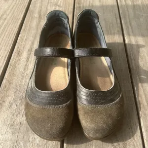 Naot Kirei Mary Jane Comfort Flats green brown olive color Suede Leather Size 8