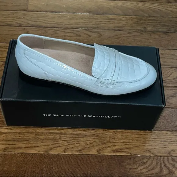Naturalizer Premium MIA Comfort Loafers Warm White Croc Embossed Women’s Size 8
