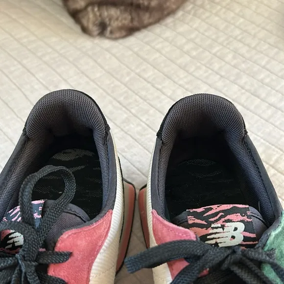New Balance 327 Chinese new year Men’s 11 Black suede Pink Sneakers