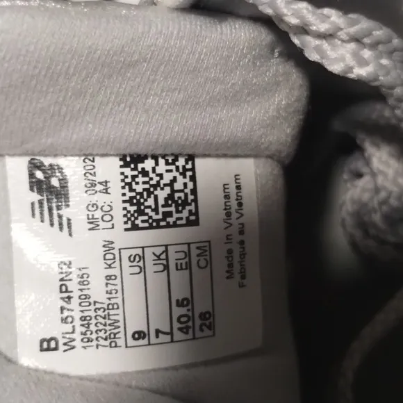 New Balance 574 Womens Silver Sporty Futuristic Metallic Fashion Sneakers size 9