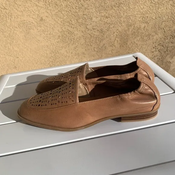 NEW Clarks perforated brown leather loafers size 8.5W