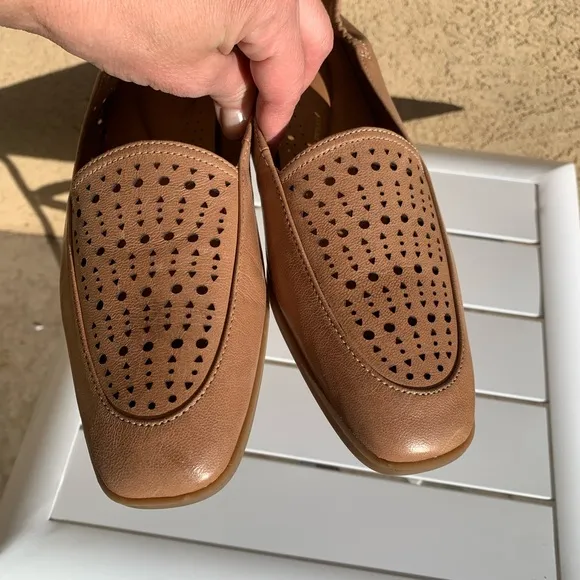 NEW Clarks perforated brown leather loafers size 8.5W