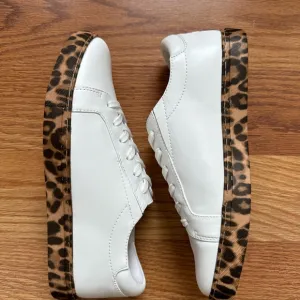 New Kenneth Cole women’s leopard shirt size 9