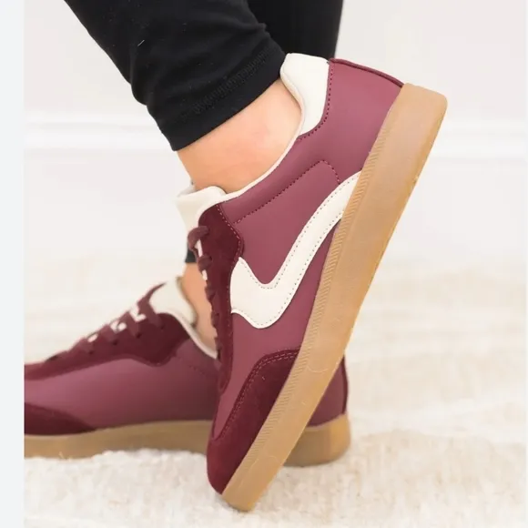 NEW Madden Girl GIIA low top Sneakers Burgundy color sz 8.5