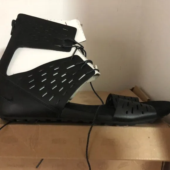 NEW Nike Flat lace up Sandal Sneaker Black Artemisia 10