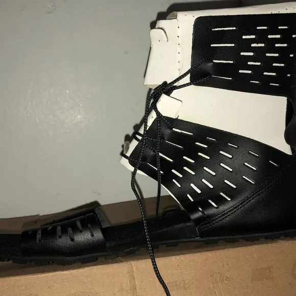 NEW Nike Flat lace up Sandal Sneaker Black Artemisia 10