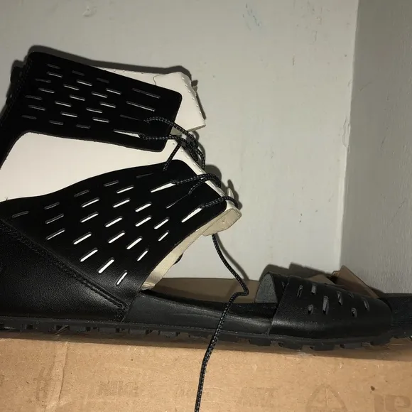 NEW Nike Flat lace up Sandal Sneaker Black Artemisia 10