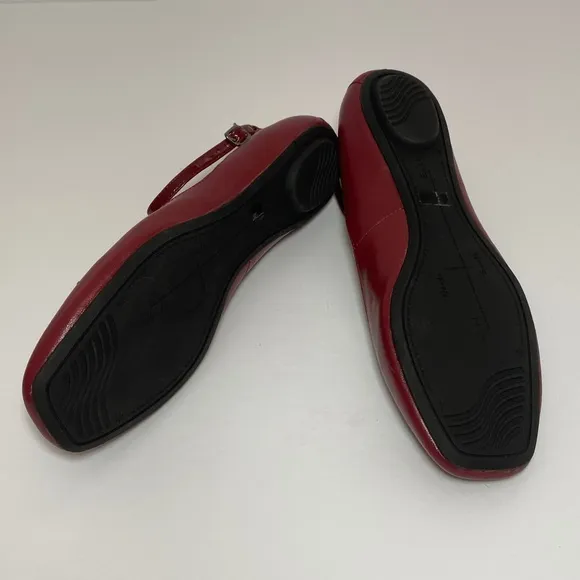 NEW Women's Leather Flats Size: 5.5